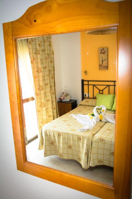 Hostal Malia Conil De La Frontera Buitenkant foto